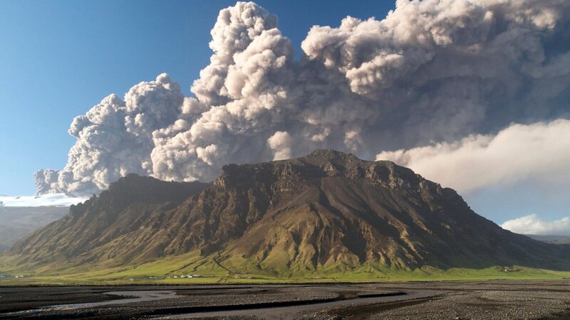 Im April 2010 überrascht der isländische Eyjafjallajökull mit einer gewaltigen Ascheeruption, die wochenlang anhält und den europäischen Flugverkehr komplett lahmlegt. – Bild: ZDF und NDR/​Tobias Mennle