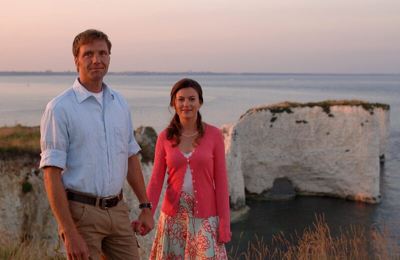 Nicolas (Patrik Fichte) und Julia (Jeanne Tremsal) genießen bei einem gemeinsamen Spaziergang ihr Glück. – Bild: SRF 1