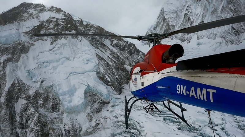 Hoch hinaus Wahnsinn am Everest – Das Heli-Business Ein Helikopter auf Rettungsmission am Mount Everest Copyright: SRF – Bild: SRF