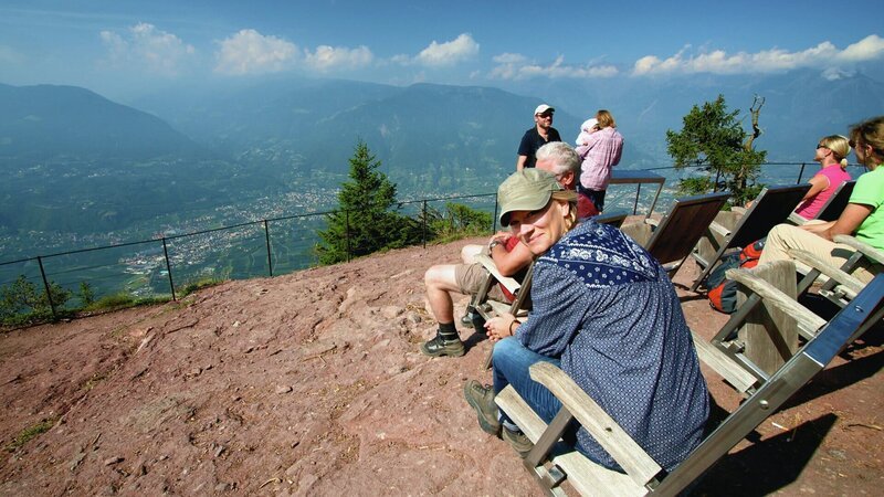 Moderatorin Andrea Jansen (vorne l.) auf dem Knottnkino oberhalb Meran. – Bild: ZDF und SRF