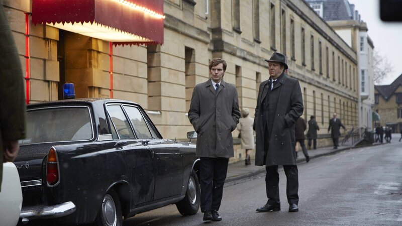 Endeavour Morse (Shaun Evans, l.) und DI Fred Thursday (Roger Allam, r.) ermitteln in der Bar „Moonlight Room“. Die gehört nun dem berüchtigten Gangster Vic Kasper. – Bild: ZDF