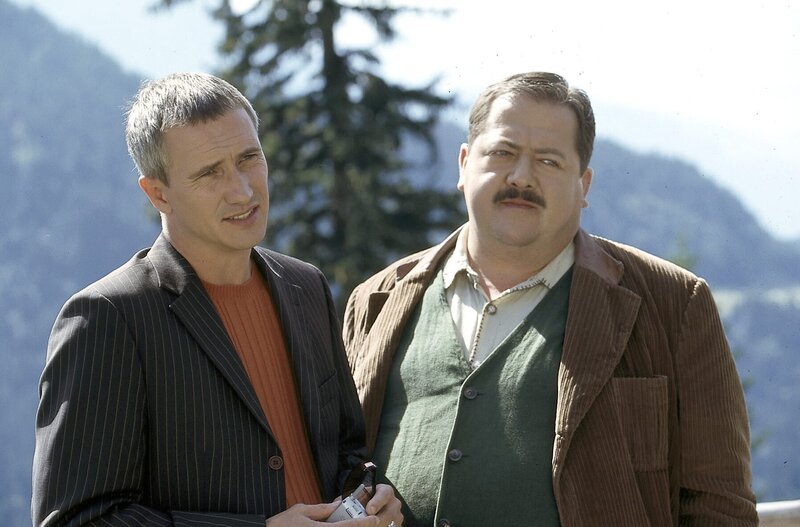Ulrich Satori (Markus Böker, li.) und Korbinian Hofer (Joseph Hannesschläger) bei der Vernehmung. – Bild: ZDF/​Christian A. Rieger