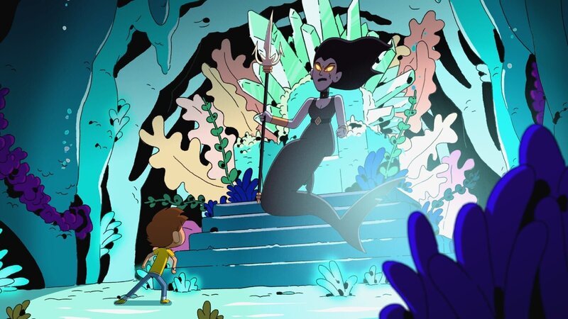 Mats versucht, die aufgewühlte Meerjungfrau davon zu überzeugen, dass es nicht seine Absicht war, seinen Müll in den See zu werfen. – Bild: SUPER RTL