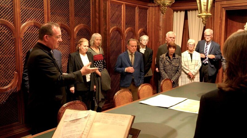 Michael Max mit Vorstandsmitgliedern des US Holocaust Memorial Museums und Nachfahren von Überlebenden der Shoah im Archiv des Institutes Santa Maria del Anima. – Bild: ORF/​Robert Neumüller