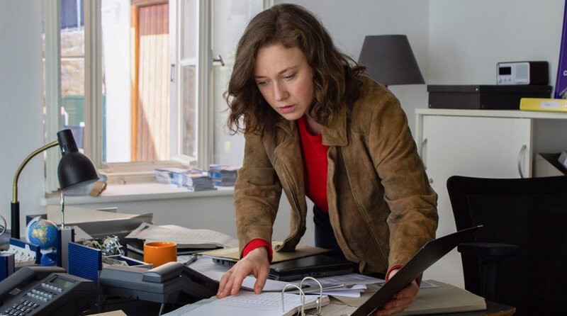 Kommissarin Sophia Strasser (Katharina Leonore Goebel) durchsucht das Büro eines Verdächtigen. – Bild: ARD/​Billy Gropper