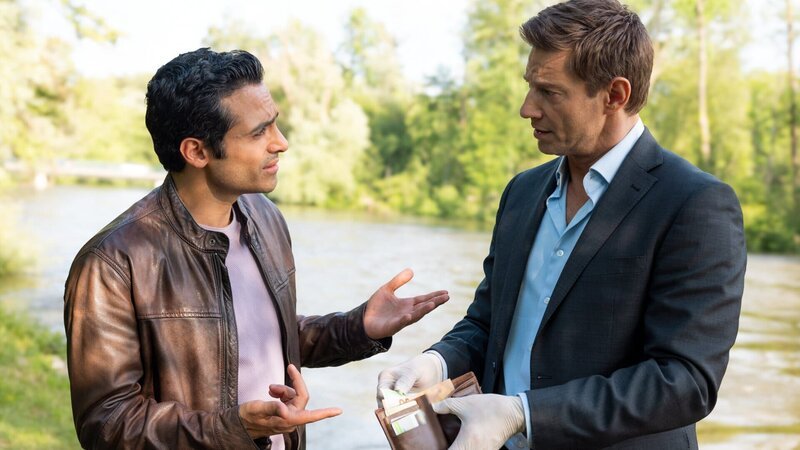 Die Kommissare Kaya (Baran Hęvî, l.) und Hansen (Igor Jefti?, r.) entdecken am Tatort Hansens Portemonnaie. – Bild: ZDF und Linda Gschwentner.