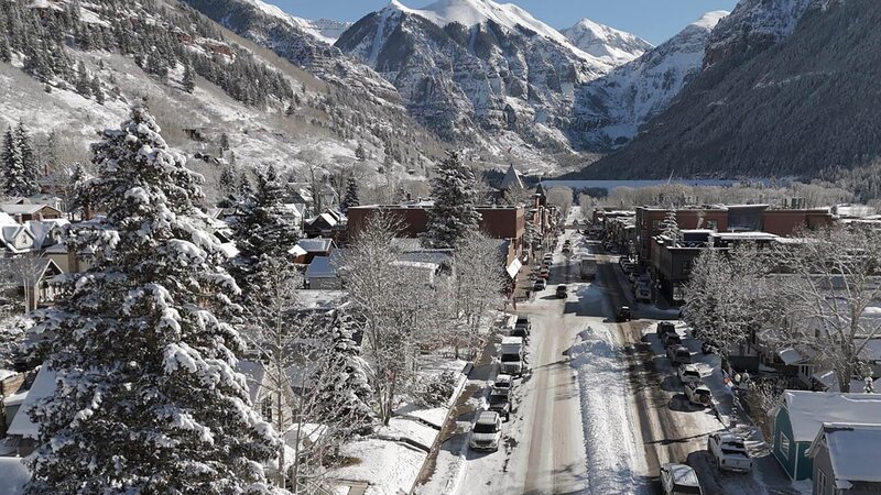 Telluride, Colorado. – Bild: Warner Bros. Discovery, Inc. or its subsidiaries and affiliates