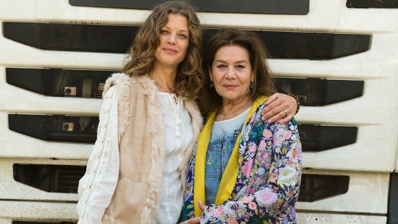 Lilos (Hannelore Elsner, r.) und Caros (Marie Bäumer, l.) Beziehung zueinander liegt schon seit Jahren im Argen und besteht nur noch aus Vorwürfen, Bevormundungen und verletzten Gefühlen. Durch ihre abenteuerlichen Reise aber wird aus Mutter und Tochter wieder eine Familie. – Bild: ZDF/Volker Roloff Lilos (Hannelore Elsner, r.) und Caros (Marie Bäumer, l.) Beziehung zueinander liegt schon seit Jahren im Argen und besteht nur noch aus Vorwürfen, Bevormundungen und verletzten Gefühlen. Durch ihre abenteuerlichen Reise aber wird aus Mutter und Tochter wieder eine Familie. – Bild: ZDF/Volker Roloff