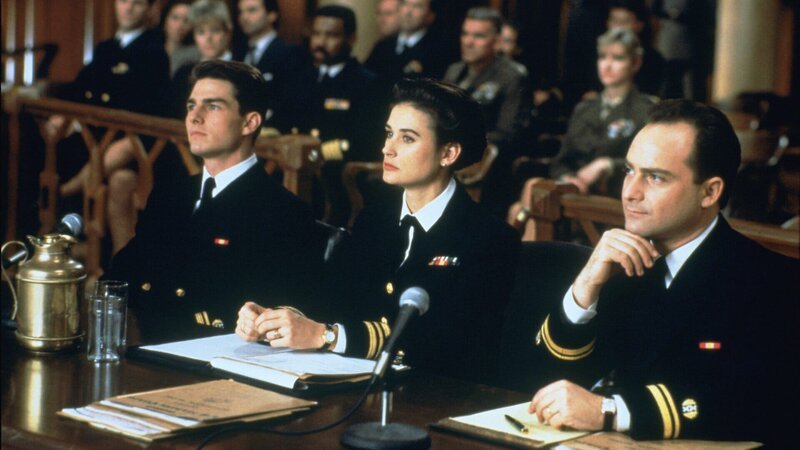 Lt. Daniel Kaffee (Tom Cruise, l.), Lt. Cdr. Joanne Galloway (Demi Moore, M.) und Lt. Sam Weinberg (Kevin Pollak, r.) verteidigen den Angeklagten Dawson. – Bild: ZDF Lt. Daniel Kaffee (Tom Cruise, l.), Lt. Cdr. Joanne Galloway (Demi Moore, M.) und Lt. Sam Weinberg (Kevin Pollak, r.) verteidigen den Angeklagten Dawson. – Bild: ZDF