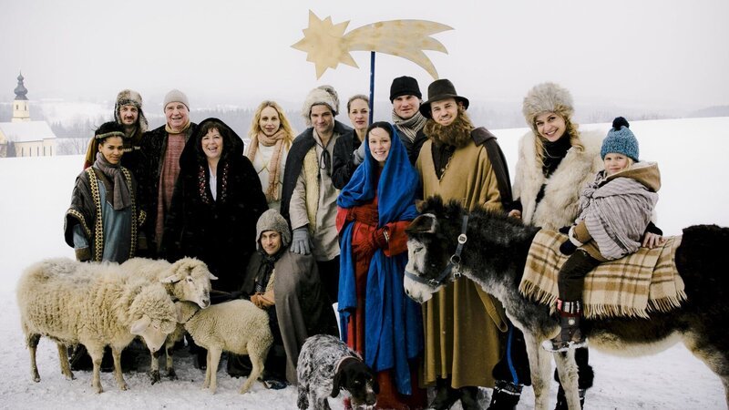 Dieses Weihnachtsfest wird alles andere als ruhig und besinnlich, denn in bunter Mischung trifft hier die ganze Familie mit all ihren Schwächen und Problemen aufeinander. V.l.n.r.: Malia (Cynthia Micas), Aimer (Jan Messutat), Karl (Friedrich von Thun), Rosalie (Gundi Ellert), Susan (Petra Schmidt-Schaller), Ben (Misel Maticevic), Anna (Sophie von Kessel), Miriam (Anneke Schwabe), Tom (Fabian Hinrichs), Stefan (Frederic Linkemann), Dina (Franziska Schlattner), Sharif (Arian Montgomery), davor sitzend Vince (Marc Hosemann). – Bild: Christian Hartmann