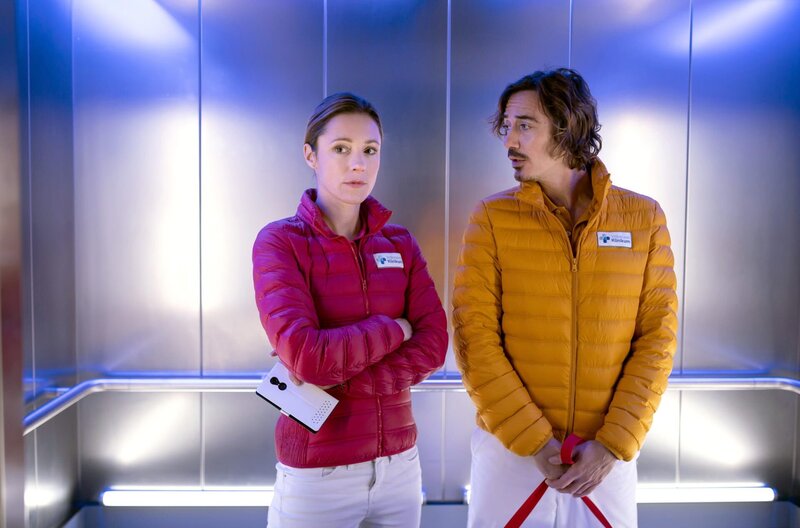 Alexandra (Friederike Linke, l.) traut Lucas (Nils Brunkhorst, r.) immer noch keine Verantwortung zu. – Bild: ARD/​Felix Abraham