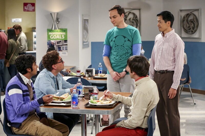 (v.li.): Kunal Nayyar (Rajesh Koothrappal); Johnny Galecki (Leonard Hofstadter); Jim Parsons (Sheldon Cooper); Simon Helberg (Howard Wolowitz); Robert Wu (Tam Nguyen) – Bild: Warner Bros. /​ Michael Yarish Lizenzbild frei