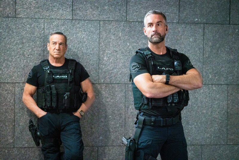 Jeff Mumford (Peter Onorati, l.) und David ‚Deacon‘ Kay (Jay Harrington) – Bild: ORF/​Sony Pictures/​CBS/​Bill Inoshita