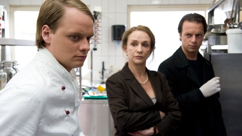 Da die Untersuchung der Toten gezeigt hat, dass sie durch Gift gestorben ist, muss die Restaurantküche genau untersucht werden. Koch Mark Schmidt (Stefan Konarske, l.), der das Essen zubereitet hat, ist sich sicher, dass in seiner Küche kein Gift ins Essen gelangen konnte. – Bild: Marc Meyerbröker