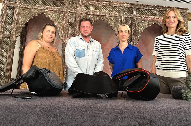 Mit Physiotherapeutin Jessica Birker (2.v.r.) und Henrike Brenninkmeyer (r.) testen Virginia (l.) und Alex Spaan (2.v.l.) Nackenmassage-Geräte für zu Hause. – Bild: SWR/​solisTV