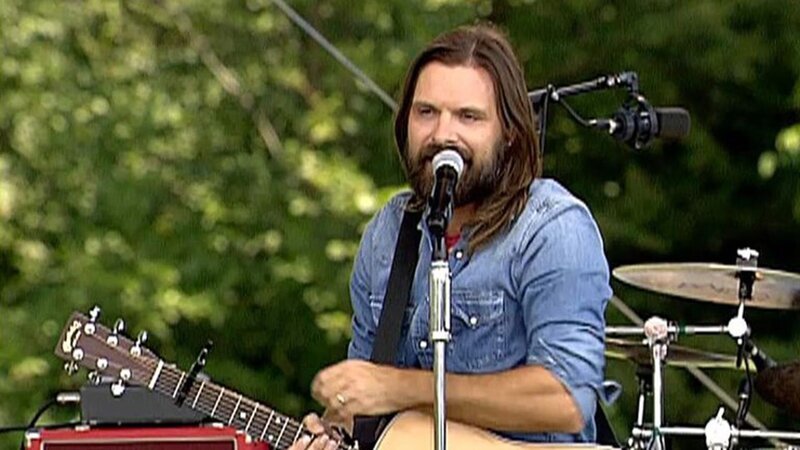 Johnny Mac Powell – Sânger bei „Third Day“ – mit Gitarre. – Bild: Bibel TV