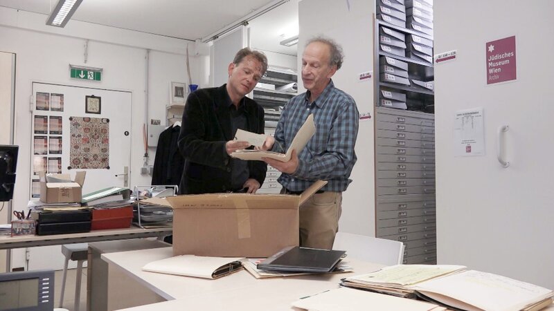 James Forsher (r.) mit Marcus G. Patka im Jüdischen Museum Wien. – Bild: ORF/​Langbein & Partner Media