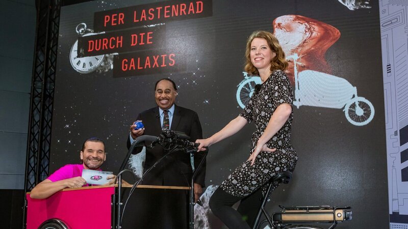 Martin Puntigam, Prof. Dr. Ronald Mallett (Physik), Dr. Ruth Grützbauch (Astronomin). – Bild: Honorarfrei – nur für diese Sendung bei Nennung ZDF und ORF/​Regine Schöttl.