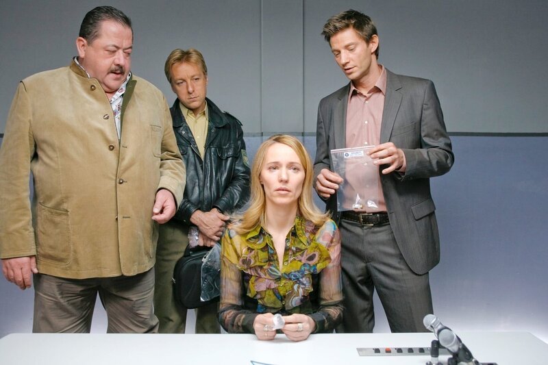 Die Rosenheim-Cops Hofer (Joseph Hannesschläger, l.) Michi Mohr (Max Müller, 2.v.l.) und Hansen (Igor Jeftic, r.) ermitteln, dass Vera Engelbrecht (Julia Beerhold, 2.v.r.) ein Verhältnis mit dem Toten hatte. – Bild: ORF/​ZDF/​Christian A. Rieger