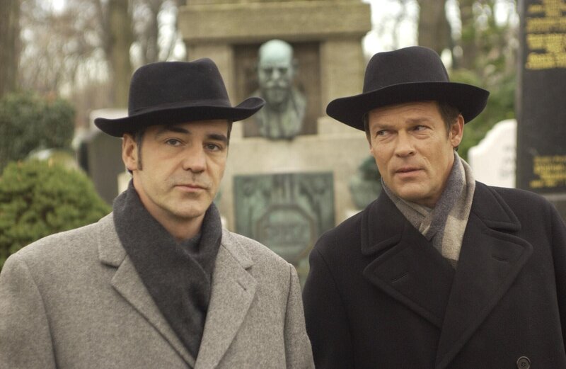 Die beiden Geheimagenten (Christian Tramitz,l. und Christian Clerici, r.) sind mit ihrem chaotischen Codewort total überfordert … – Bild: ProSieben /​ Michael Schultze