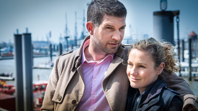 Franzi (Rhea Harder-Vennewald) macht sich Vorwürfe, ihrem Mann (Simon Böer) ein Verhältnis mit der Anwältin Nicole Fink unterstellt zu haben. – Bild: ZDF