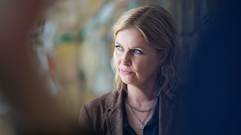 Vera Lanz (Katharina Böhm) macht sich wegen des frei herumlaufenden Mörders Sorgen um ihre Tochter Zoe. – Bild: ORF/​ZDF/​Michael Marhoffer