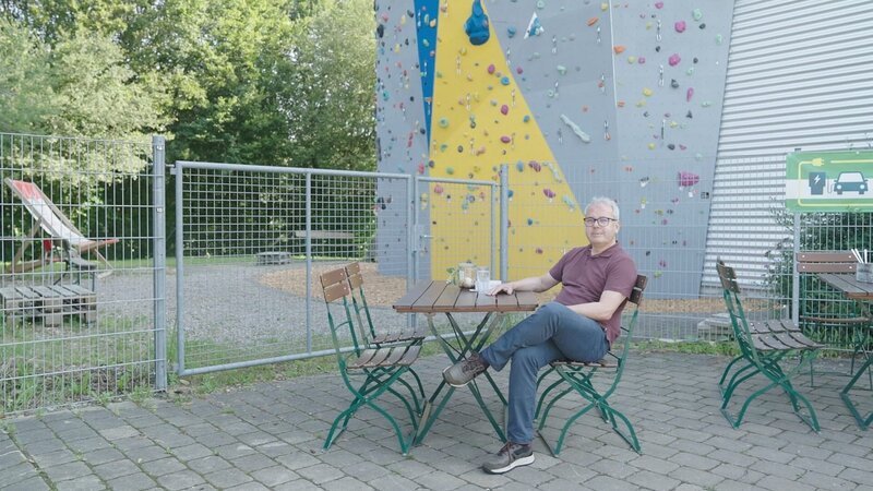 Dr. Achim Grinschgl (Ärztlicher Direktor, Obergünzburg) vor der Kletterwand in Ottobeuren. – Bild: Schelke Bonnetsmüller /​ BR, south & browse GmbH