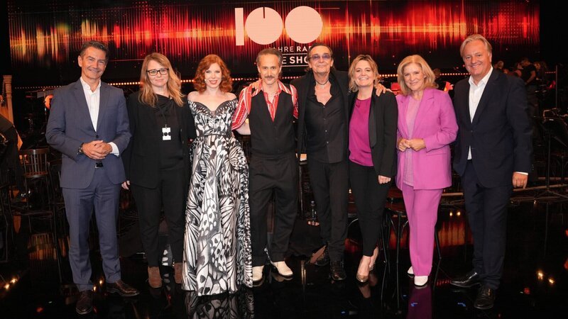 ORF-Generaldirektor Roland Weißmann, Madlene Feyrer (Sendungsverantwortliche), Teresa Vogl, Michael Ostrowski, Christian Kolonovits, ORF-Programmdirektorin Stefanie Groiss-Horowitz, ORF-Radiodirektorin Ingrid Thurnher, Dr. Harald Kräuter (ORF-Direktor für Technik und Digitalisierung). – Bild: ZDF und ORF/​Roman Zach-Kiesling