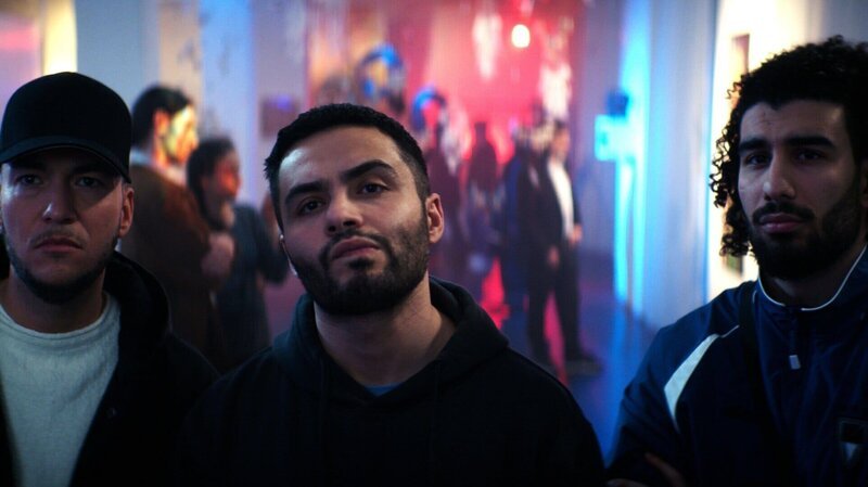 Kenan (Aram Arami, M.) und seine Freunde Sascha (Patrick Phul, l.) und Momo (Fatih Hatipo?lu, r.) verstehen die Kunst in der Ausstellung nicht. – Bild: Mahmoud Belakhel
