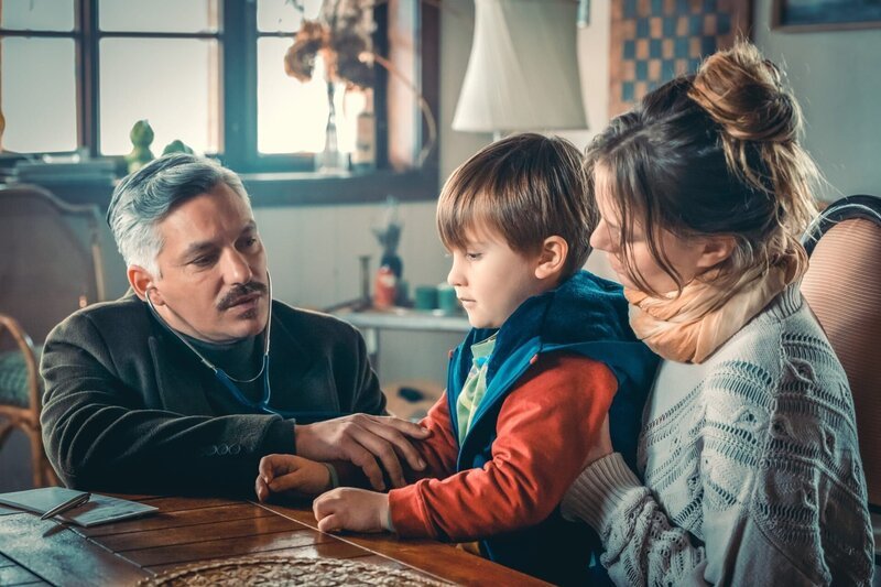(v.li.): Dr. Jassim (Faris Rahoma), Konstantin (Nino Huber), Ute Patterer (Alicia von Rittberg) – Bild: Mona Film /​ ORF /​ Helga Rader