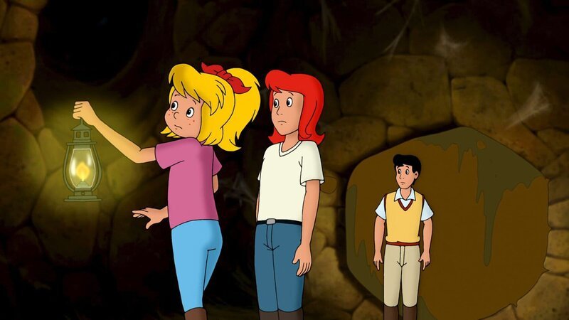 Bibi (l.), Tina (M.) und Alex (r.) sind im Keller von Schloss Falkenstein eingeschlossen. – Bild: ZDF und Kiddinx – Berlin