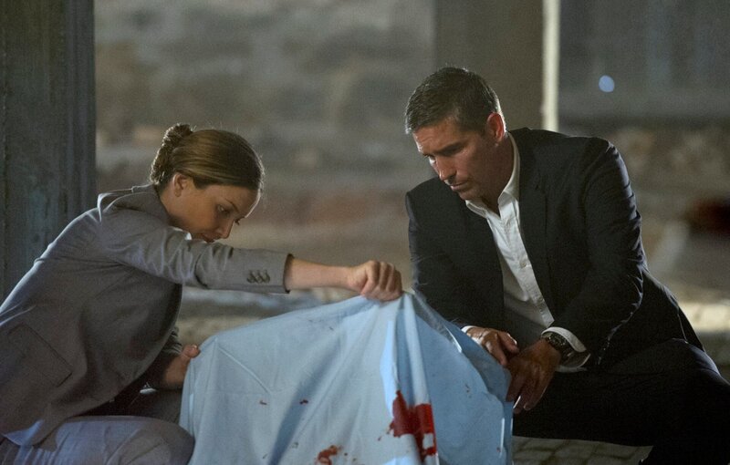Agent Erica Lennox (Rosie Benton) und Reese (Jim Caviezel) – Bild: John Paul Filo /​ CBS