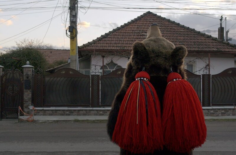  Rumänien – Vom Stolz der Bärentänzer Seit Jahrhunderten gilt am Rande der Ostkarpaten der Bär den Menschen als Glücksbringer. © Dunja Engelbrecht Foto: MDR Honorarfreie Verwendung nur im Zusammenhang mit genannter Sendung und bei folgender Nennung „Bild: Sendeanstalt/​Copyright“. Andere Verwendungen nur nach vorheriger Absprache: ARTE-Bildredaktion, Silke Wölk Tel.: +33 3 90 14 22 25, E-Mail: bildredaktion@arte.tv – Bild: MDR /​ Dunja Engelbrecht
