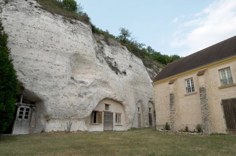 Der Naturpark Vexin: In den Kalksteinklippen gibt es von Menschen erbaute Höhlen zu entdecken – früher wurden diese vor allem als Scheunen und Ställe genutzt. – Bild: Elephant Doc