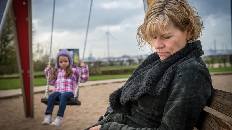 Karin (Anne Kasprik, r.) schläft ein, während sie auf Antonia (Neala Hoppe, l.) aufpasst, was schlimme Folgen mit sich bringt. – Bild: ZDF und Boris Laewen