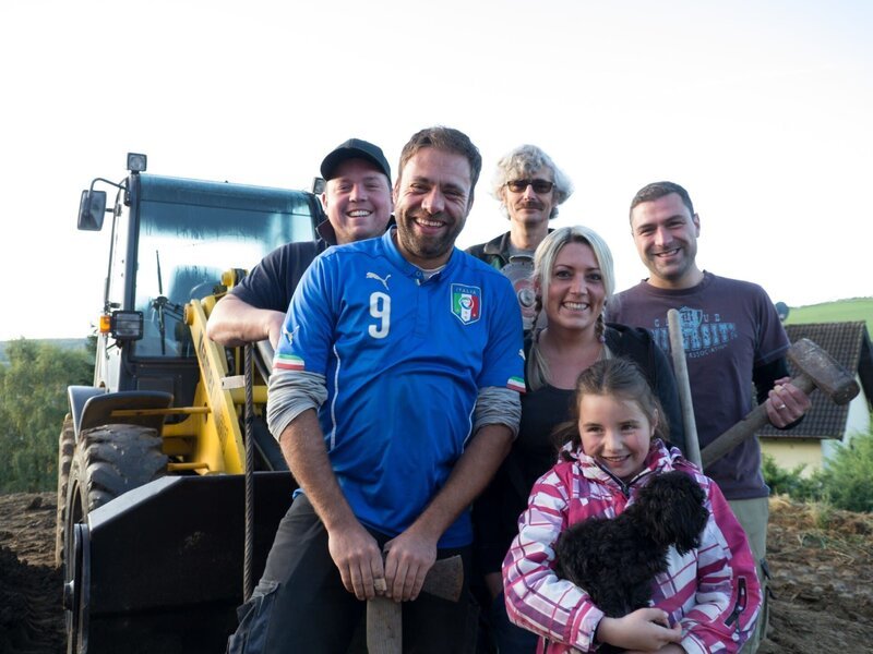 V.l.: Baggerfahrer Henrik, Organisator Claus, Garten-Guru Ralf, Dajana, Tochter Aliyah und Christian. – Bild: MG RTL D /​ Tokee Bros.