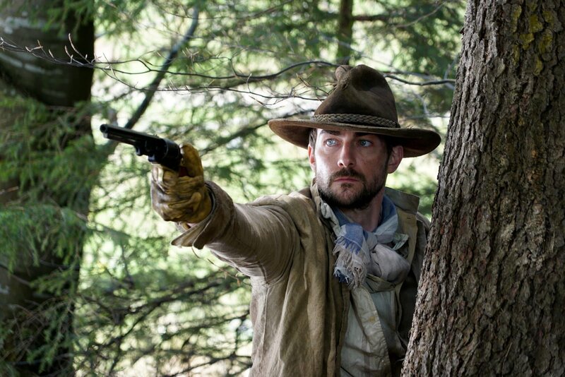 Django (Matthias Schoenaerts) – Bild: Cos Aelenei /​ Sky Studios /​ Die Verwendung ist nur bei redaktioneller Berichterstattung im Rahmen einer Programmankündigung ab 2 Monate vor der ersten Auss /​ © 2021 Cattleya Srl