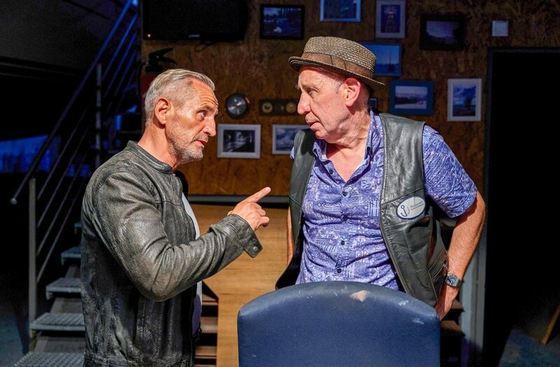 Paul Schott (Tim Wilde, l.) ermittelt auf eigene Faust bei dem zwielichtigen Alex Richmonder (Manfred Möck, r.) – sehr zum Ärger seines Teams. – Bild: ORF/​Bavaria/​ARD/​SWR/​Nicolas Gradicsky