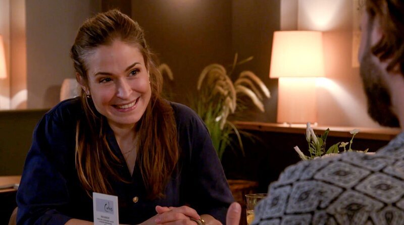 Svenja (Lea Marlen Woitack, l.) hat ein Date mit Simon (Thore Lüthje, r.). – Bild: NDR