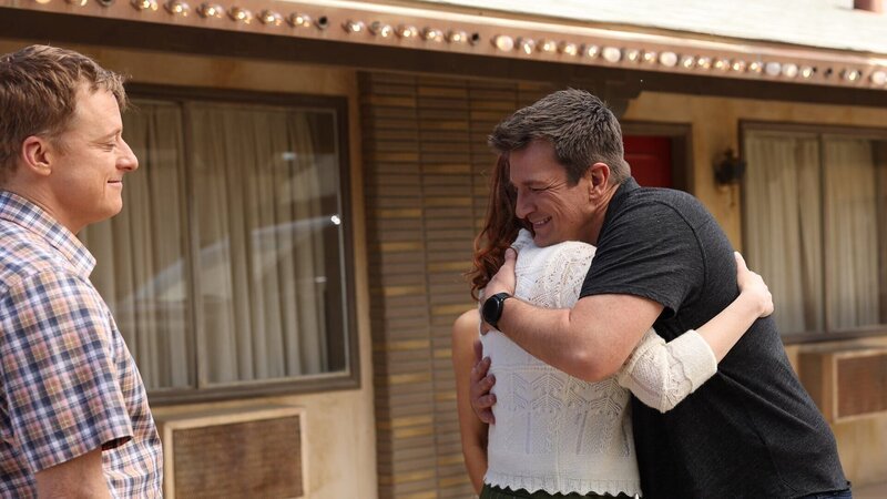 Trotz seiner Versetzung in die Einöde, muss Nolan (Nathan Fillion, r.) die Zeit nicht alleine verbringen. Denn auch Ellroy (Alan Tudyk, l.) und seine Freundin können eine Pause vom chaotischen Stadtleben vertragen. – Bild: ZDF