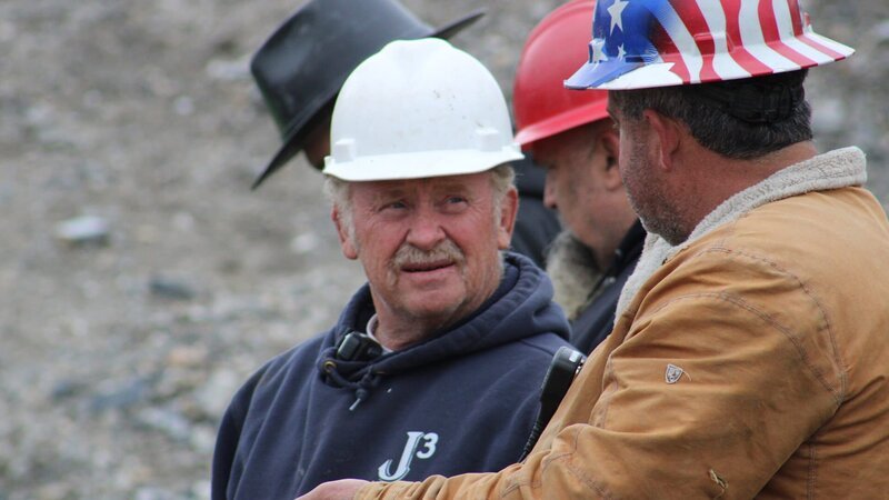 (left to right) Cowboy Carl Fernlund and Andy Spinks talking about the mud fix and hoping the EPA Inspectors are going to approve. – Bild: Warner Bros. Discovery, Inc. or its subsidiaries and affiliates