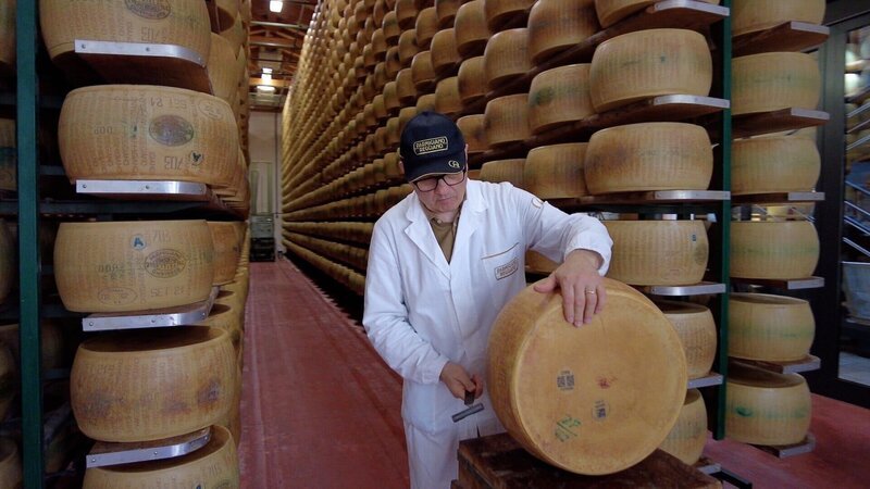 Nur in einem kleinen Gebiet rund um Parma ist der Parmesan echter Parmesan. – Bild: 3sat