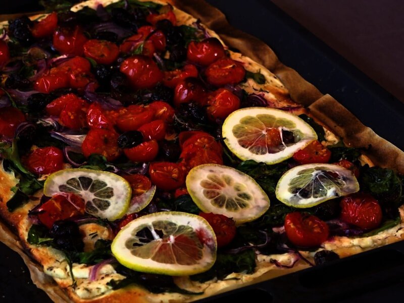 Zitronen-Pizza mit Babyspinat und Ziegenkäse – Bild: tv.gusto