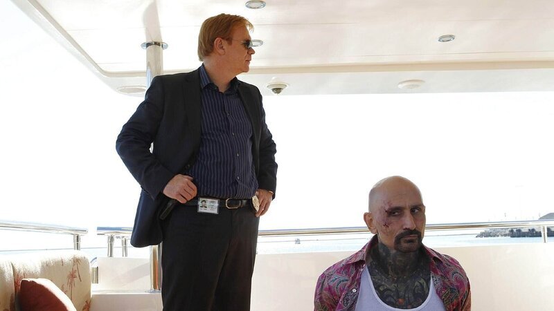 Horatio (David Caruso, l.) konnte seinem ärgsten Widersacher Memmo Fierro (Robert LaSardo) eine Falle stellen und wird nun auf hoher See mit dem Mörder seiner Frau konfrontiert … – Bild: TVNOW /​ CBS