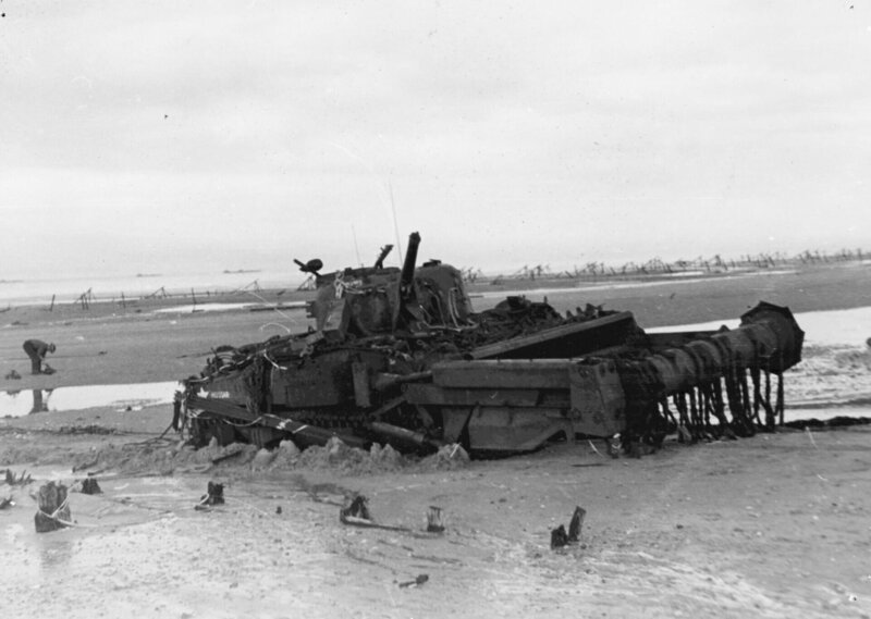 Ein umgebauter Britische Panzer, genannt: „Flail tank“ (Flegel-Panzer), der den Strand von Minen und anderen Hindernissen freimachen konnte. – Bild: ORF/​ZDF/​United States Marine Corps