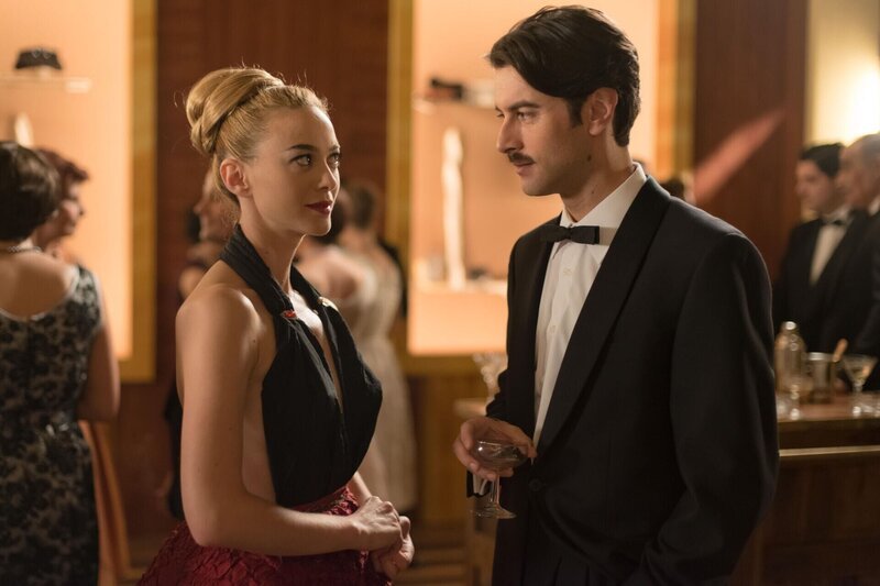 Clara (Marta Hazas) zeigt Mateo (Javier Rey) nach ihrem Auftritt als Mannequin die kalte Schulter. – Bild: Manuel Fernández-Valdés/​BetaFilm