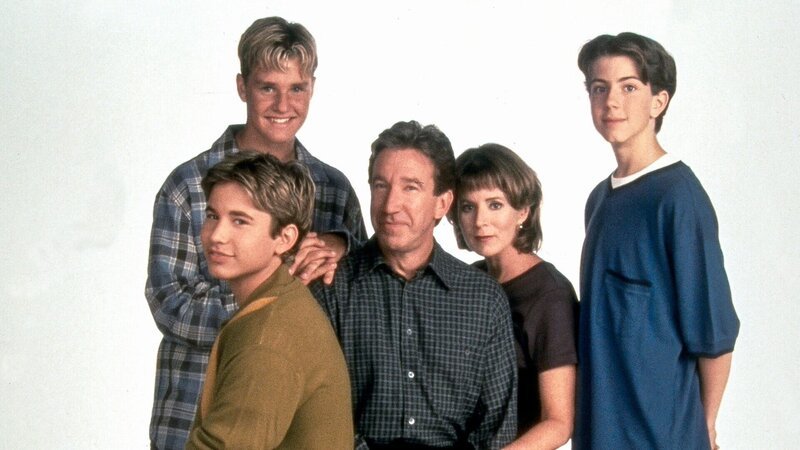 (v.li.): Jonathan Taylor Thomas (Randy), Zachery Ty Bryan (Brad), Tim Allen (Tim), Patricia Richardson (Jill), Taran Noah Smith (Mark). – Bild: ORF/​Disney