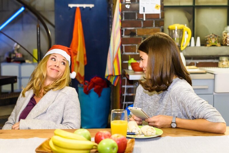 Pauline (Maike Johanna Reuter, r.) schwärmt in Dianas (Tanja Szewczenko) Gegenwart von Damian. – Bild: RTL /​ Julia Feldhagen