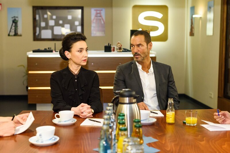 Simone (Tatjana Clasing) gibt sich aus Selbstschutz unberührt von einer möglichen Affäre zwischen Richard (Silvan Pierre-Leirich) und Carmen. – Bild: RTL /​ Julia Feldhagen