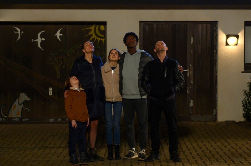 V.l.: Theo Fankhauser (David Grüttner), Sandra Fankhauser (Bettina Lamprecht), Luna Fankhauser (Bianca Nawrath), Philipp Fankhauser (Sidney Holtfreter) und Kurt Fankhauser (Jürgen Vogel) versenden eine Nachricht in den Himmel. – Bild: RTL /​ Martin Rottenkolber